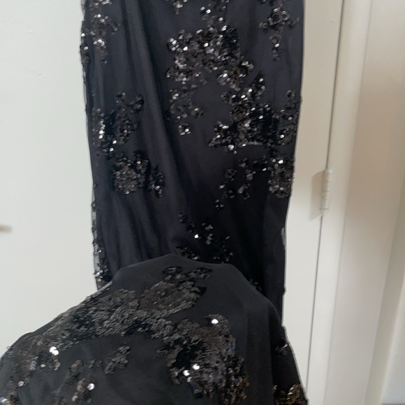 Sequence, black gown - Picture 6 of 7